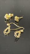 2x Pairs of 9ct gold earrings Weight 1.5g