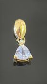 18K yellow gold pendant featuring a 7 mm trilliant-cut tanzanite of approx. 0.94 ct beneath a