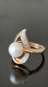 9ct Gold ring set with pearl & diamond Weight 5.8