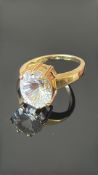 9ct Gold ring set with clear gemstone Weight 4.6g