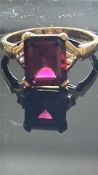 9ct Gold ring set with red gemstone Weight 3g