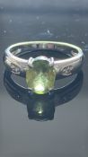 9ct White gold Gold ring set with peridot & diamon