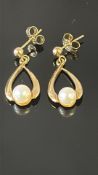 Pair of 9ct gold earrings set with pearls Weight 1