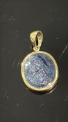 Gold pendant set with carved blue hardstone 2.7 g