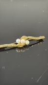 9ct Gold pin brooch set with 3 pearls 2.2g