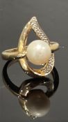 9ct Gold ring set with pearl & diamond Weight 5.8g