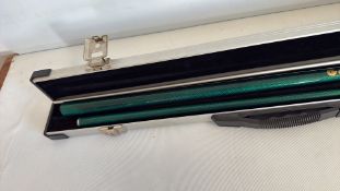 Geordie 888 snooker cue in aluminium case