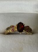 9ct Gold ring set with garnet Weight 2.7g Size O