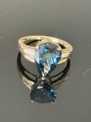 9ct Gold ring set with large blue stone with bague