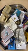Large unsorted collection o pin brooches