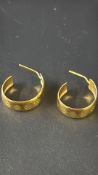 Pair of 9ct gold dual colour hoop earrings Weight