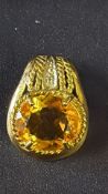 9ct Gold pendant set with amber stone Weight 4g