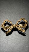 9ct Gold pin brooch in the form of a bow Weigh