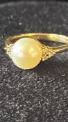 14ct Gold ring set with single pearl & diamond Wei