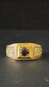 9ct Gold ring set with garnet Weight 5g Size W