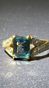 9ct Gold ring set with blue topaz & diamond Weight