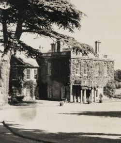 Jewellery, Furniture from Glympton Park, Porcelain, Antiques & Collectables