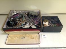 A QUANTITY OF COSTUME JEWELLERY, INCLUDING; BROOCHES, NECKLACES, BRACELETS AND MORE