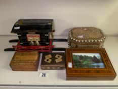 AN ORIENTAL LACQUERED MUSICAL MONEY BOX / COLLECTION BOX, FORMED AS A SEDAN CHAIR, LENGTH 38CM AND