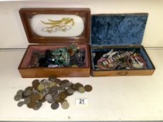 A QUANTITY OF COSTUME JEWELLERY
