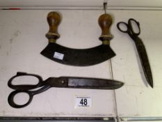 TWO PAIRS OF VINTAGE SHEARS WITH A MEZZALUNA CHOPPER