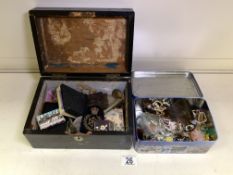 A QUANTITY OF COSTUME JEWELLERY, COMPACTS, MENU HOLDERS, SNUFF BOXES, COINS, MILITARY BUTTONS AND