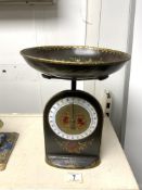 A SET OF VINTAGE HAND PAINTED KITCHEN SCALES, DIAL MEASURES IN LBS, HEIGHT 32CM
