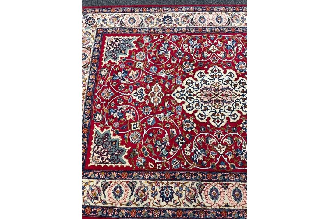 A modern Persian Kashan wool rug - Image 10 of 22