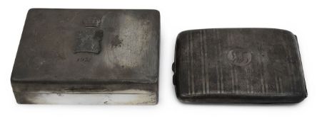 A George V silver table cigarette box and a cigarette case