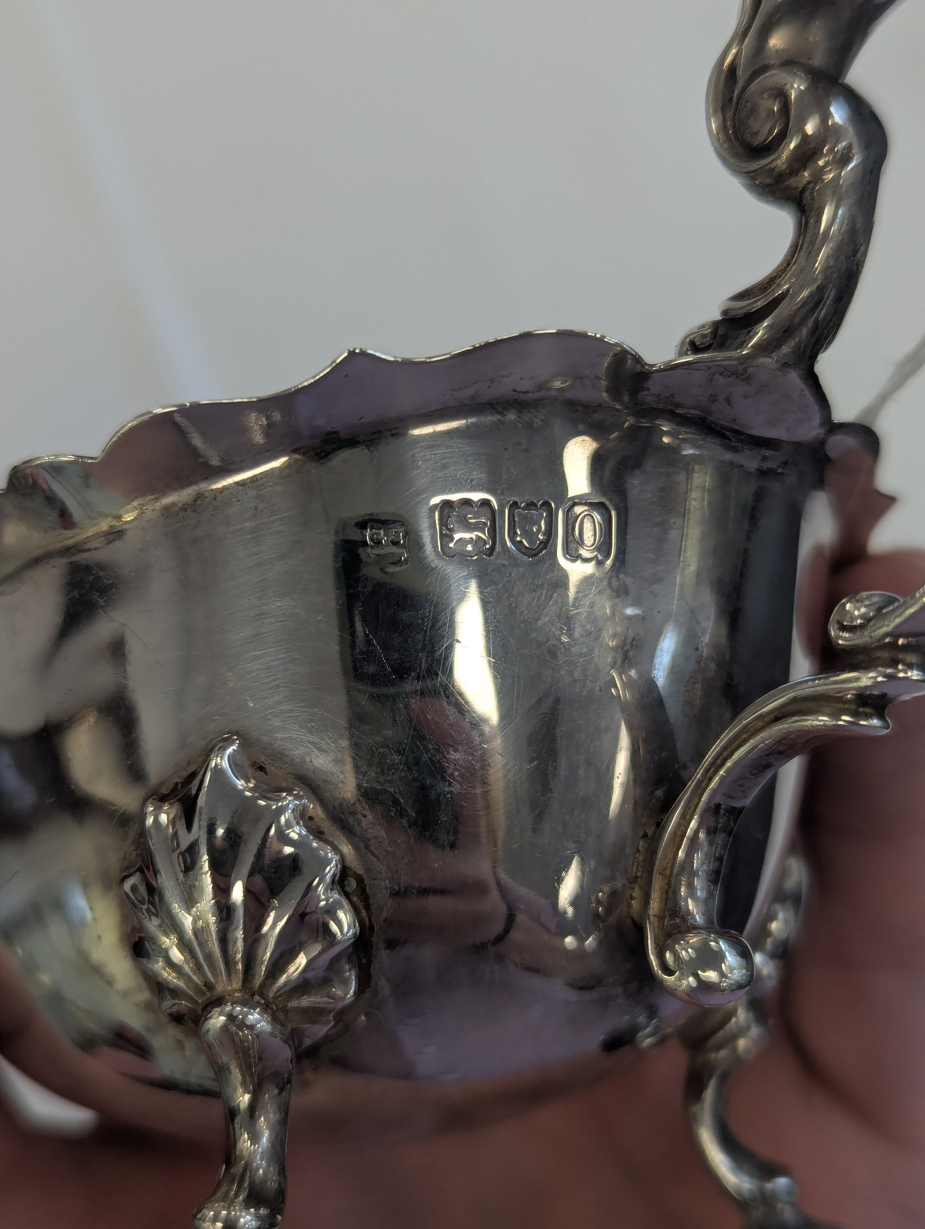 A pair of Edward VII silver sauce boats, in the George II style - Image 2 of 7