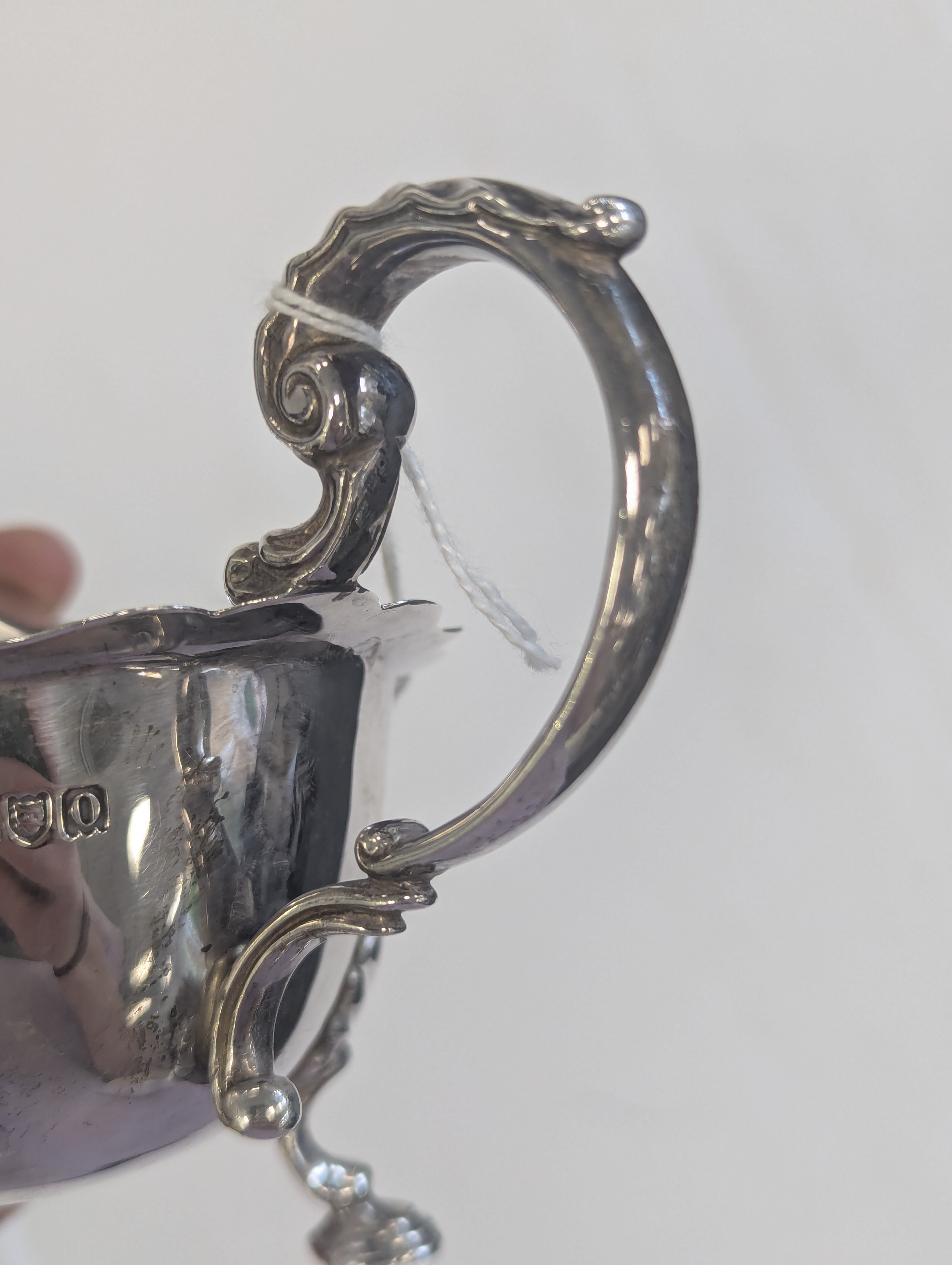 A pair of Edward VII silver sauce boats, in the George II style - Image 7 of 7