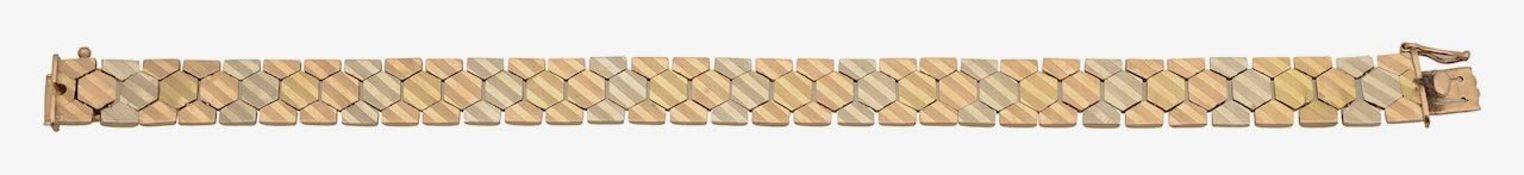 A three colour articulated bracelet