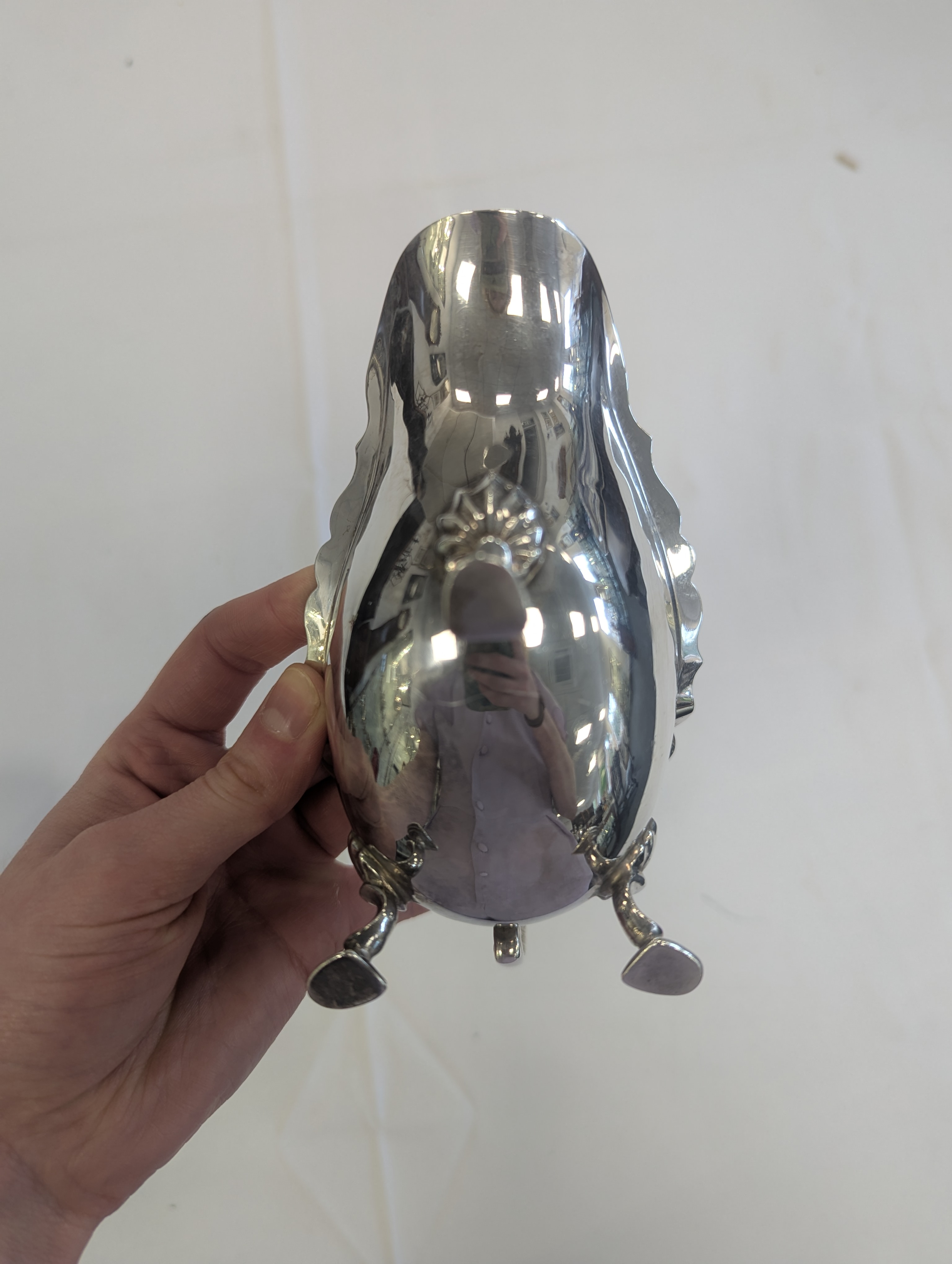 A pair of Edward VII silver sauce boats, in the George II style - Image 3 of 7