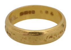 A 22ct gold 70's ring