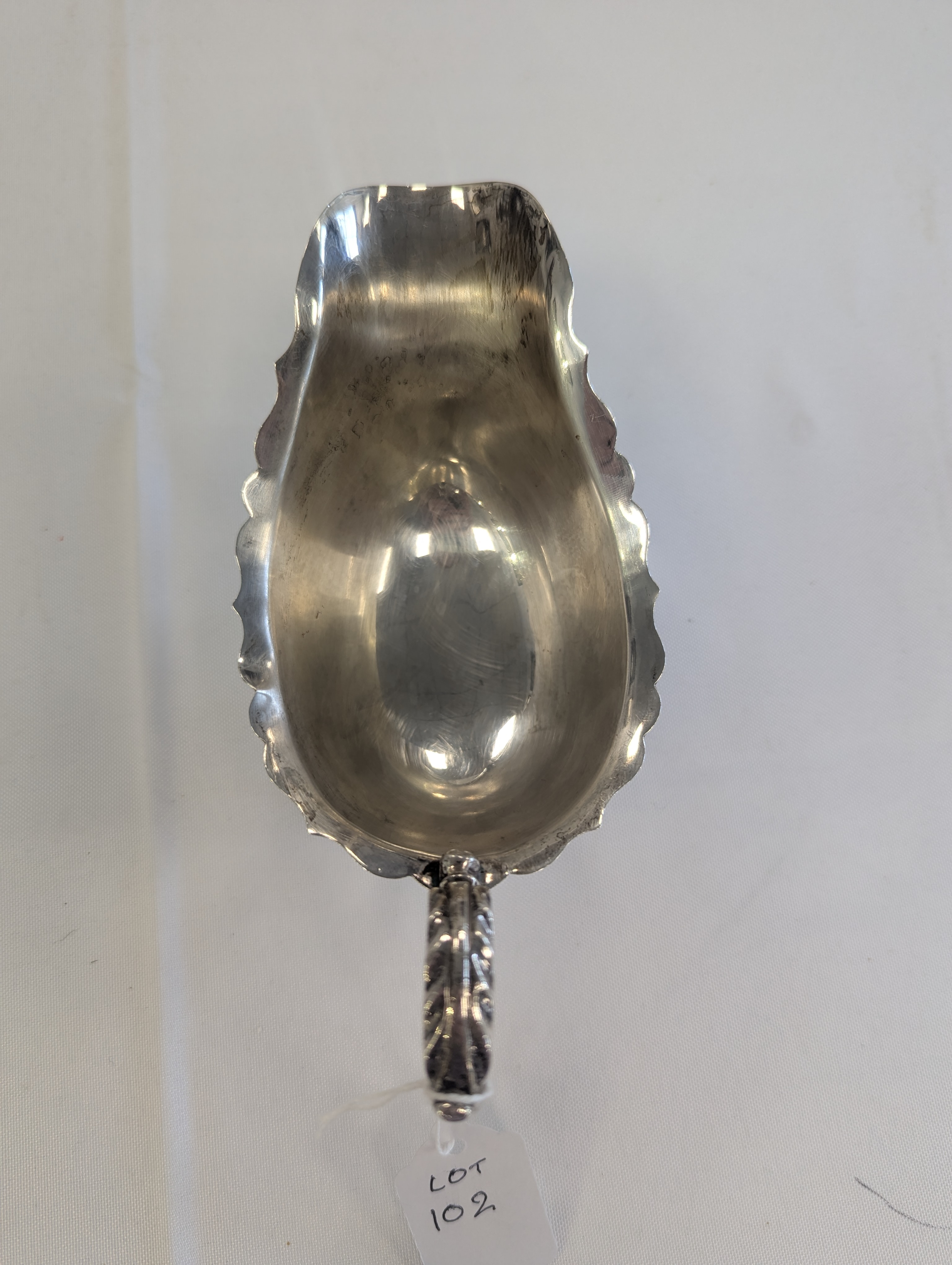 A pair of Edward VII silver sauce boats, in the George II style - Image 4 of 7