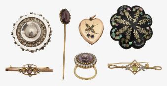 A collection Edwardian pins and brooches