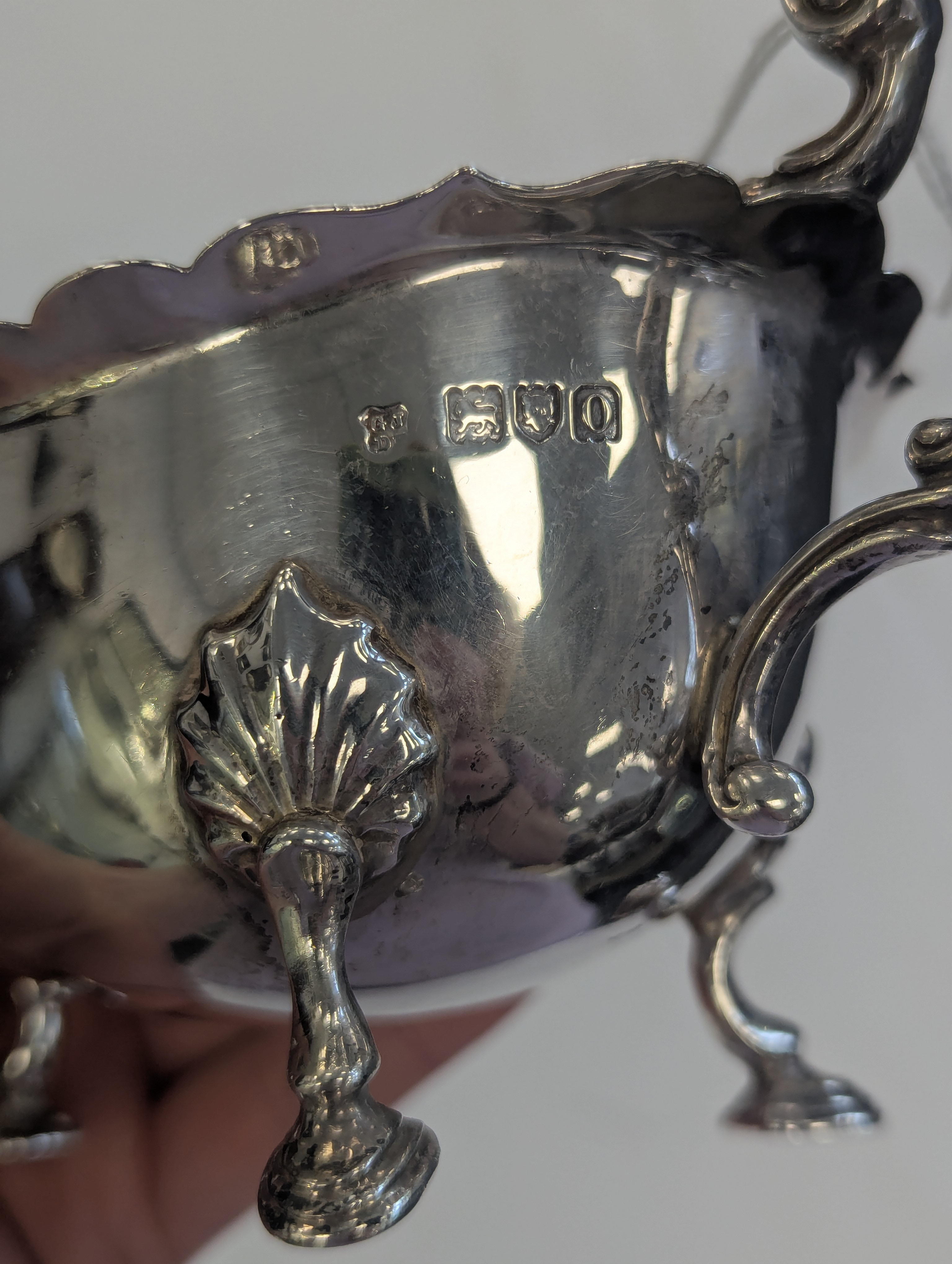 A pair of Edward VII silver sauce boats, in the George II style - Image 6 of 7