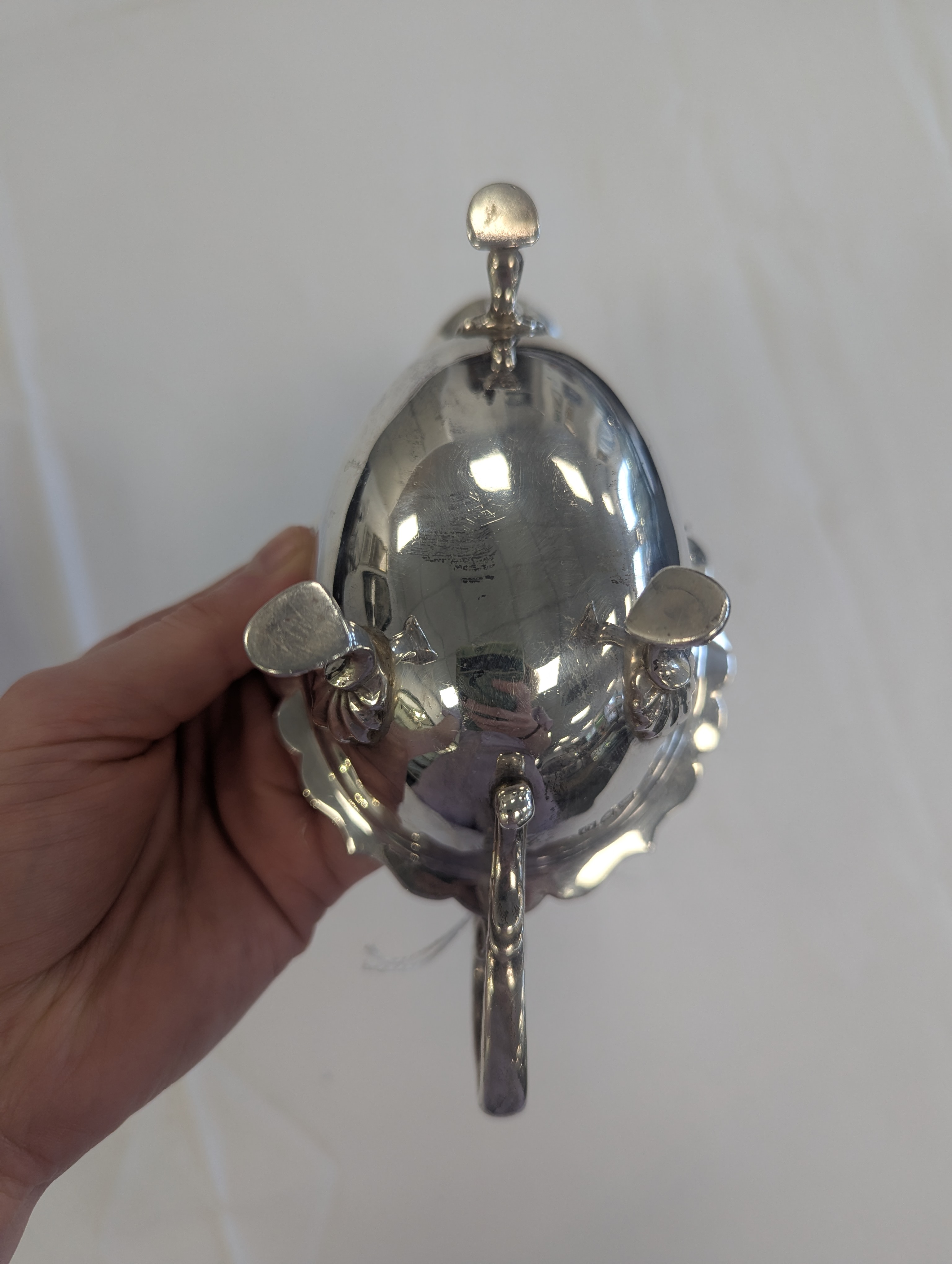 A pair of Edward VII silver sauce boats, in the George II style - Image 5 of 7