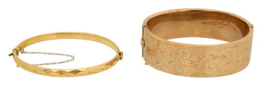 A 9ct wide hinged bangle