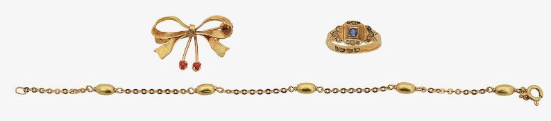 A 18ct Victorian sapphire ring, bow brooch and Italian bracelet
