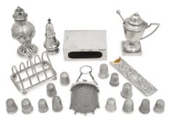 A group of silver cruets, thimbles and a mesh purse