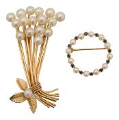 A flower pearl brooch with sapphire and diamond wreath