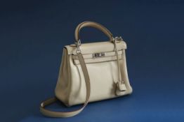 An Hermès Retourné Kelly 25 in Craie Swift leather