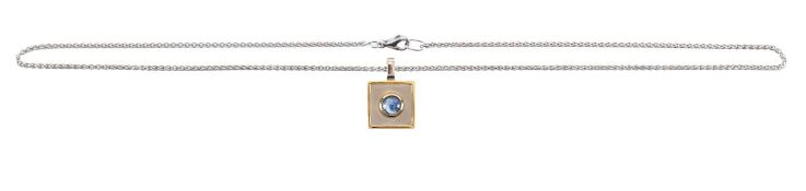 An 18ct white and yellow gold sapphire cabochon pendant