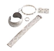 A collection of silver jewellery