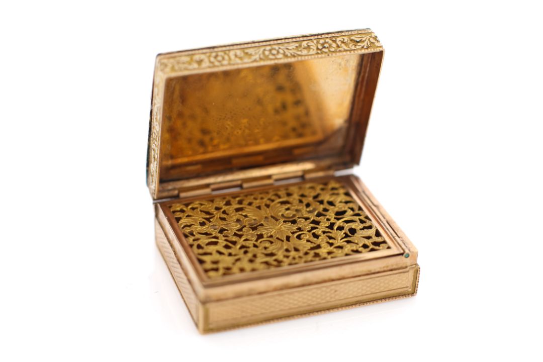 A Georgian gold vinaigrette in a fitted case - Image 1 of 6