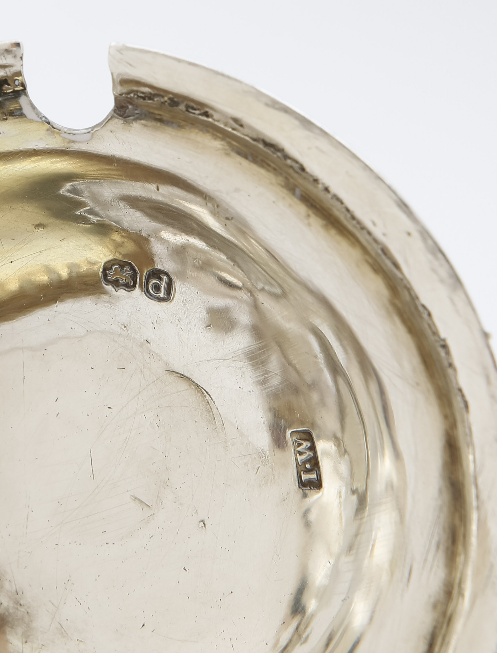 A George II silver mustard pot and an Edward VII silver sifter - Image 2 of 3