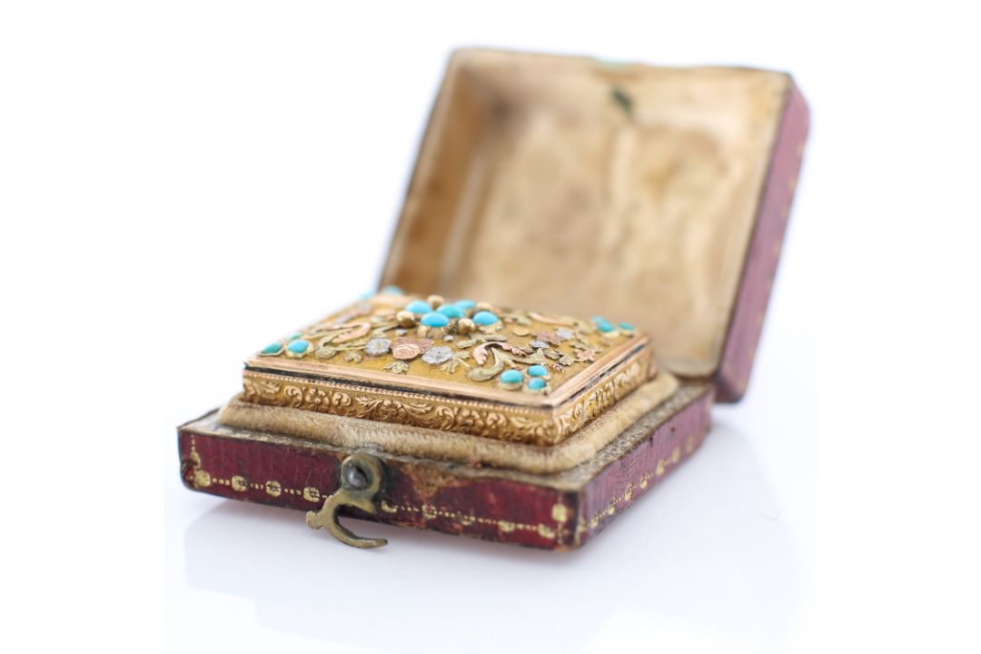 A Georgian gold vinaigrette in a fitted case - Image 2 of 6