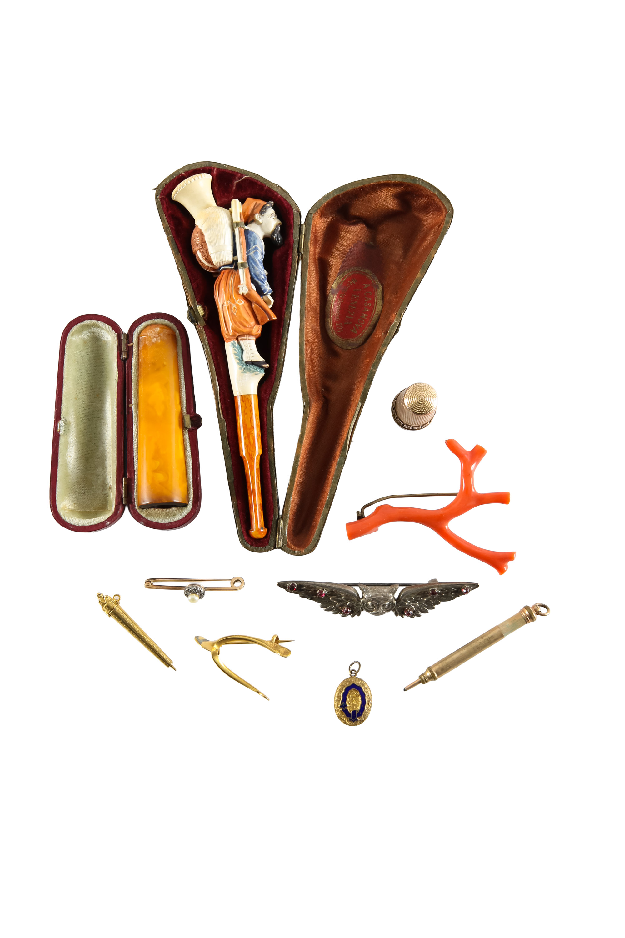 A small collection of vertu including 15ct gold bar brooch