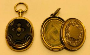 UNHALLMARKED MOURNING LOCKET WITH AGATE AND PEARL (SMALL DENT ON BACK), TOTAL WEIGHT APPROX 4.86g;